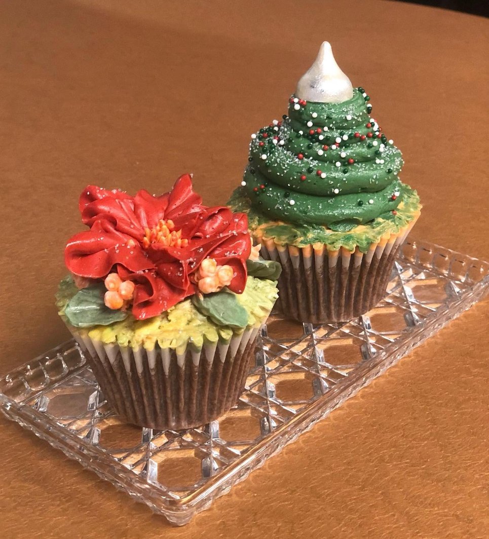 Poinsettia and Christmas tree cupcakes